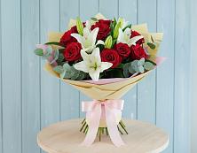 Букет цветов из:  Лилии и Розы в Алтайском