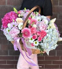 Композиция солнечный день в Алтайском Цветочная композиция из Розы, Хризантемы, Пионы и Лизиантусы в корзине в Алтайском