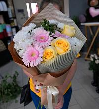 Букет цветов из:  Герберы, Розы и Хризантемы в Алтайском