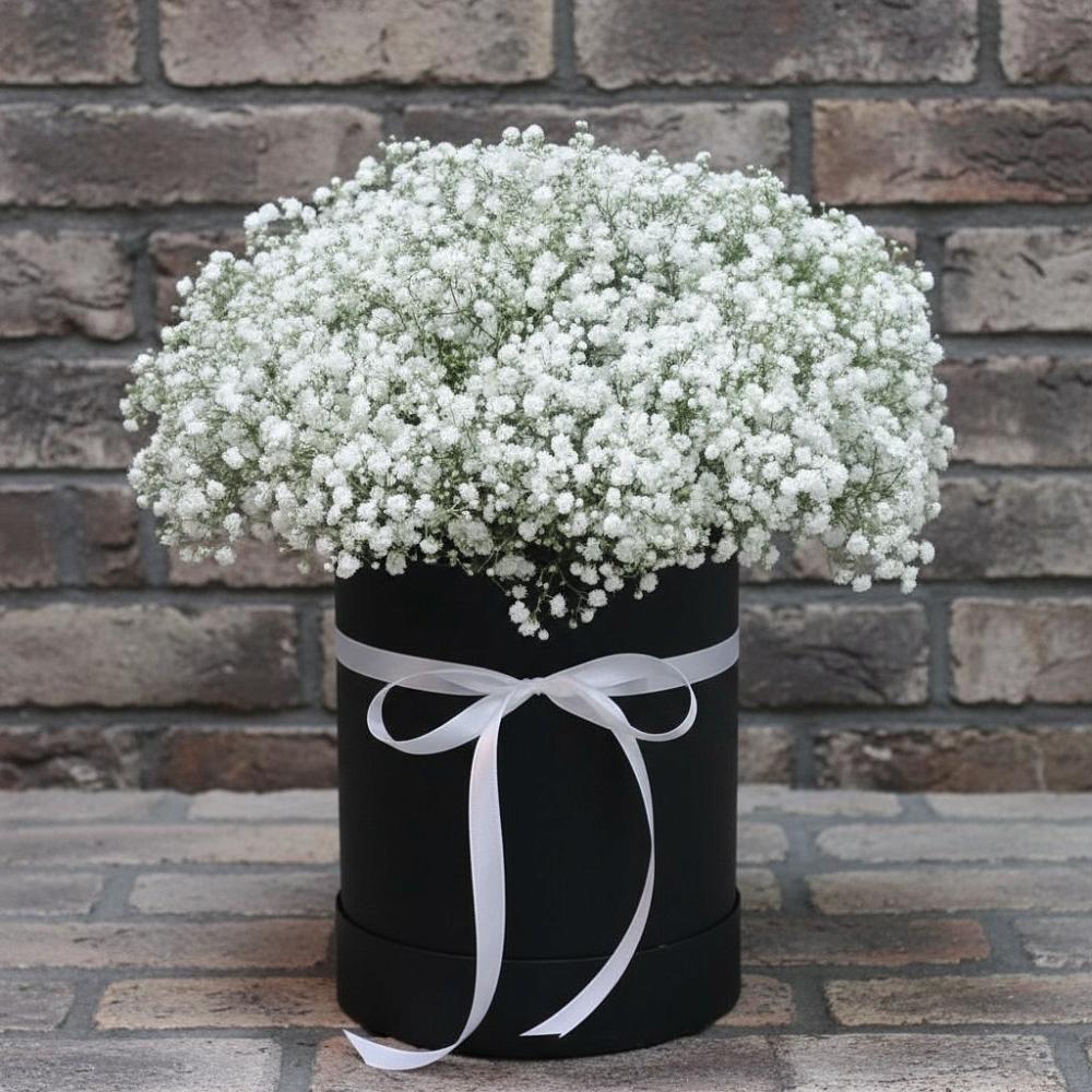 Цветочная композиция из Гипсофила в шляпной коробке в Алтайском