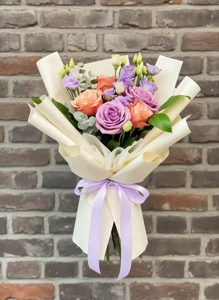 Букет цветов из: Лизиантусы и Розы в Алтайском