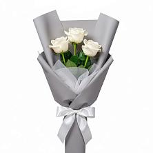 Букет 3 белые розы в Алтайском