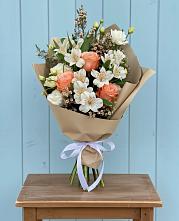 Букет цветов из:  Альстромерии, Лизиантусы, Розы и Хризантемы в Алтайском