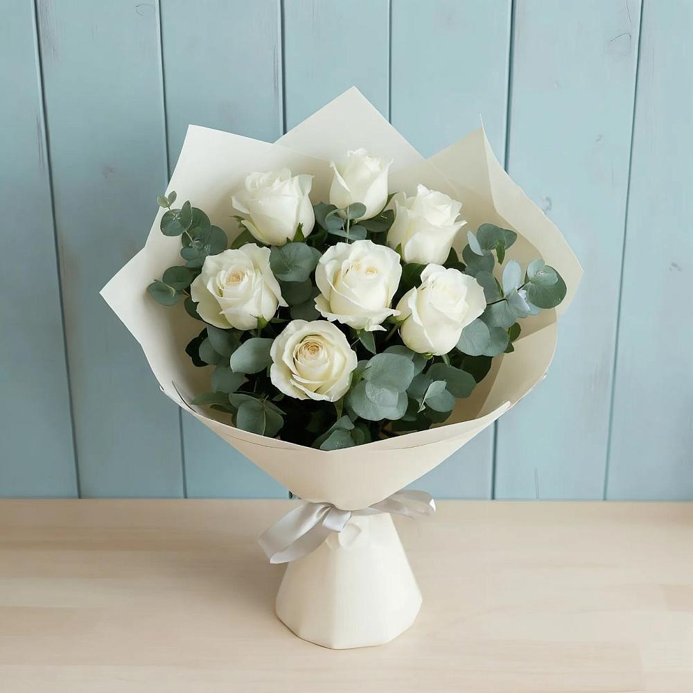 Букет Белые розы в Эвкалипте в Алтайском