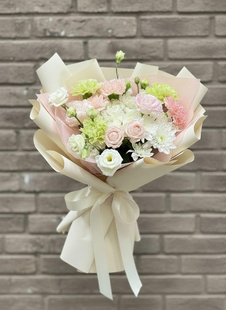 Букет цветов из: Гвоздики, Розы, Лизиантусы и Хризантемы в Алтайском