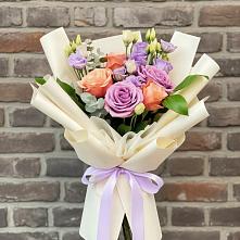 Букет цветов из:  Лизиантусы и Розы в Алтайском