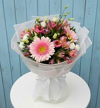 Букет цветов из:  Герберы, Альстромерии и Лизиантусы в Алтайском