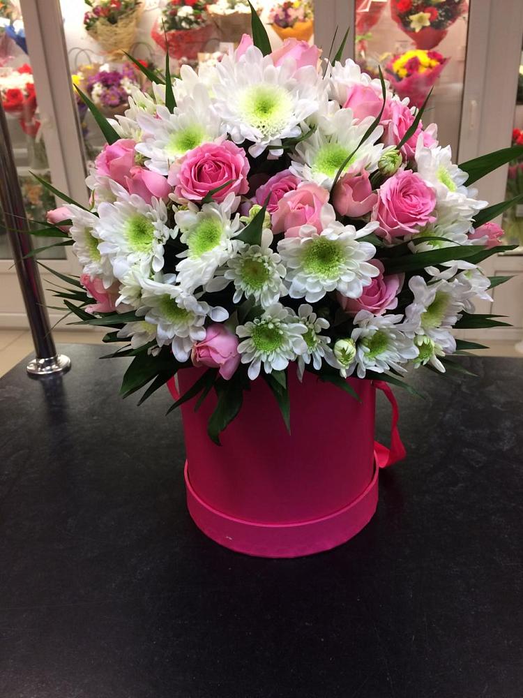 Цветочная композиция из Розы и Хризантемы в шляпной коробке в Алтайском