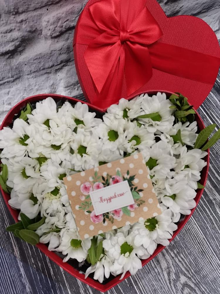 Цветочная композиция из Хризантемы в виде сердца в Алтайском