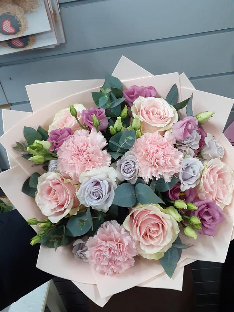 Букет цветов из: Розы, Гвоздики и Лизиантусы в Алтайском