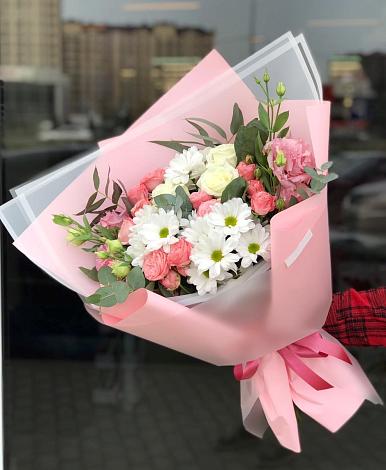 Букет цветов из: Розы, Лизиантусы и Хризантемы в Алтайском