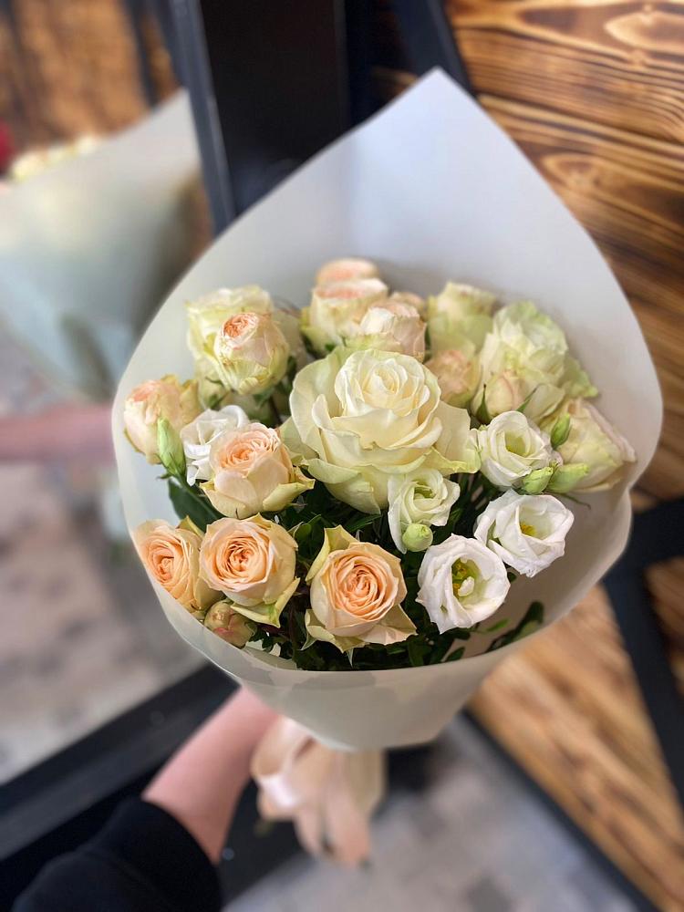 Букет цветов из: Розы и Лизиантусы в Алтайском